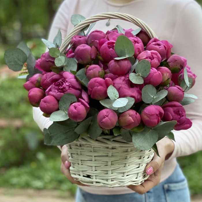 45 малиновых пионов Флеминг в корзине